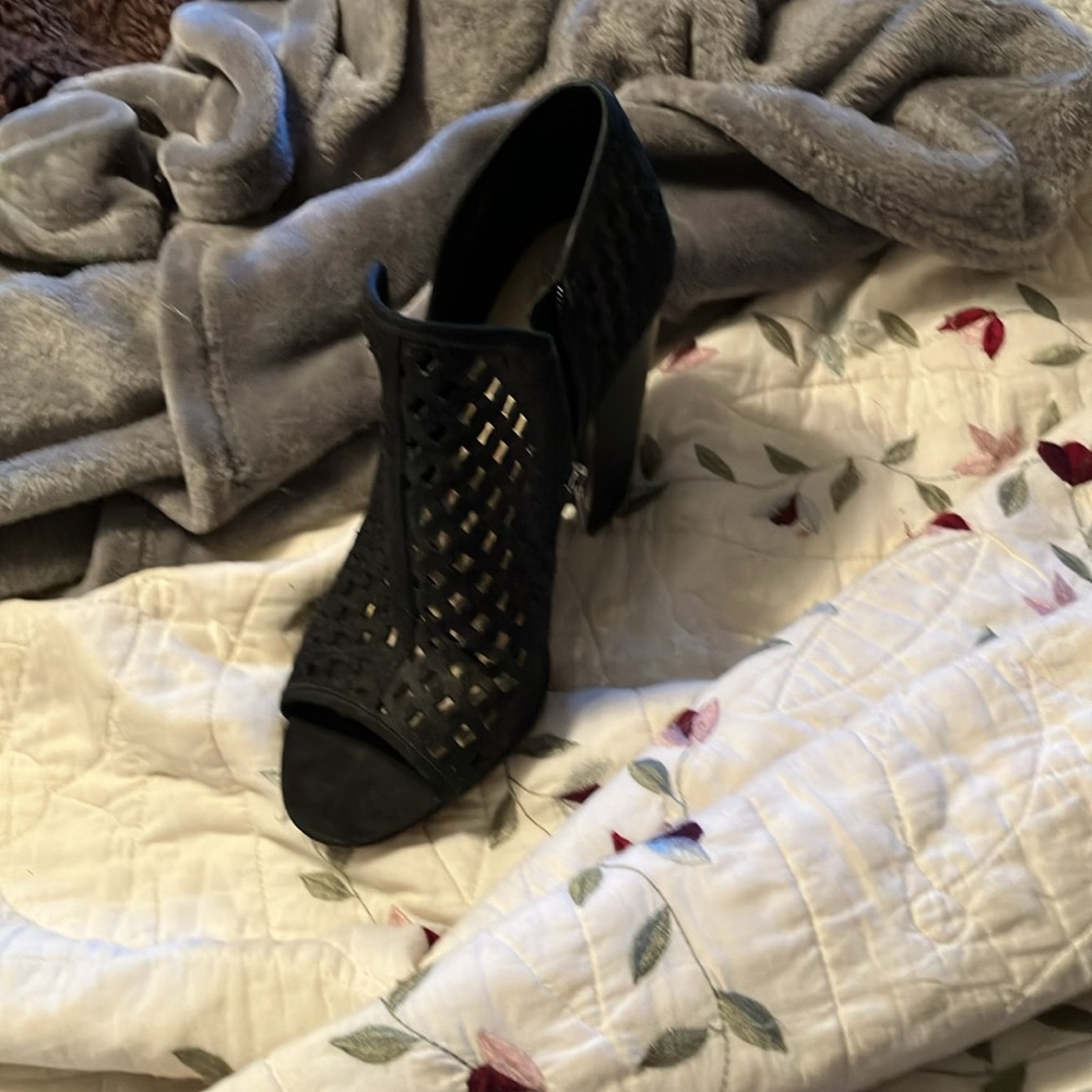 2/$40 Vince Camuto Black Cutout Heeled Booties Inside Zipper Open Toed SZ 9.5M - Picture 8 of 12
